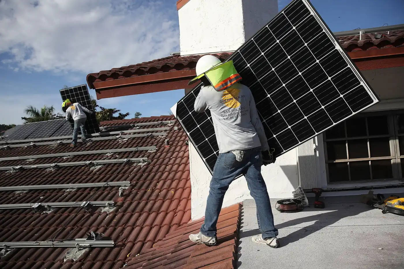 A worker fits solar panels in Florida. In April, the G7 pledged to increase offshore wind capacity by 150GW by 2030 and solar capacity to more than 1 terawatt © Joe Raedle/Getty Images